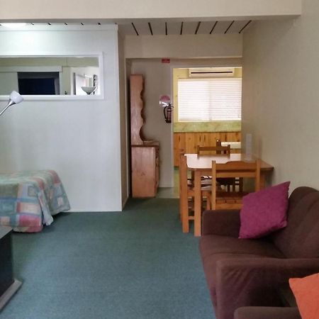 טוומבה Clifford Park Motor Inn חדר תמונה