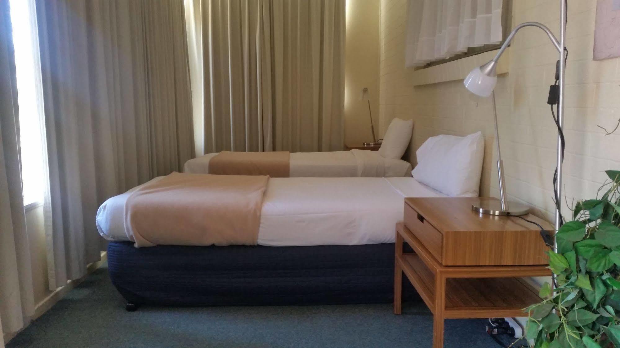 טוומבה Clifford Park Motor Inn מראה חיצוני תמונה
